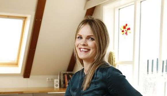 Þingkona sýnir á sér geirvörtuna