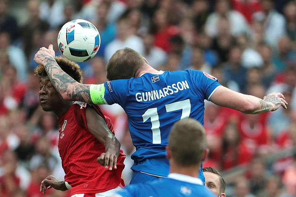 David Alaba í harðri baráttu við Aron Einar Gunnarsson, fyrirliða Íslands.