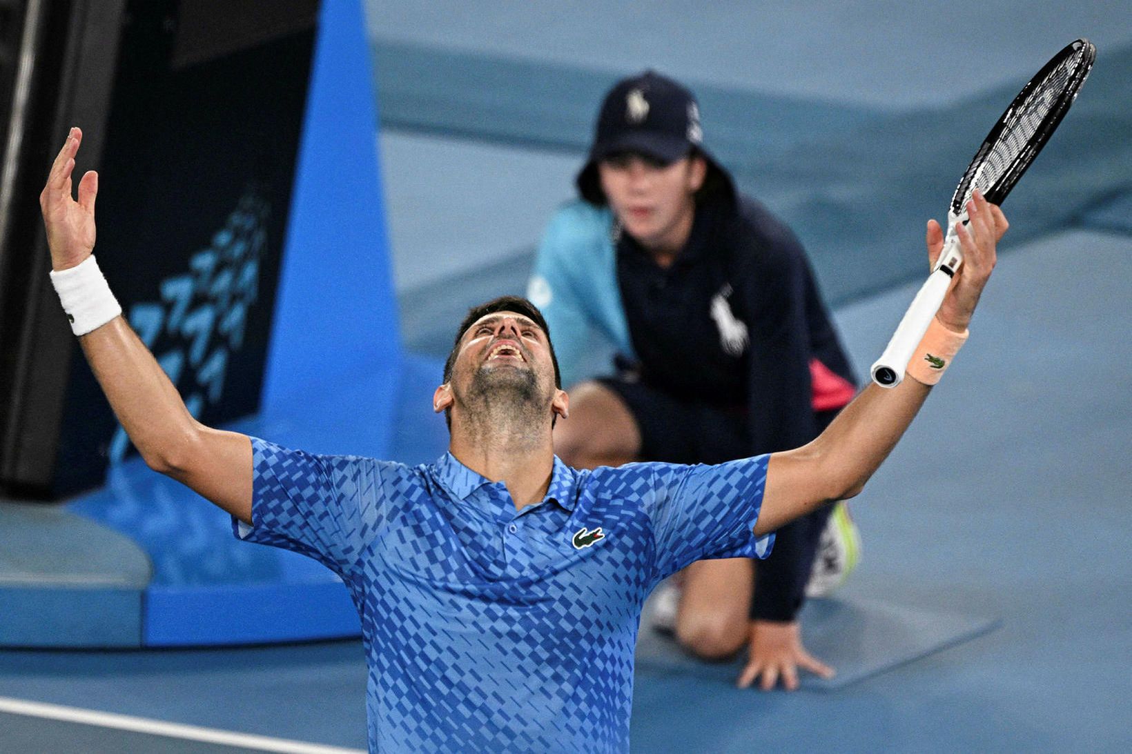 Novak Djokovic fagnar eftir að sigurinn var í höfn í …