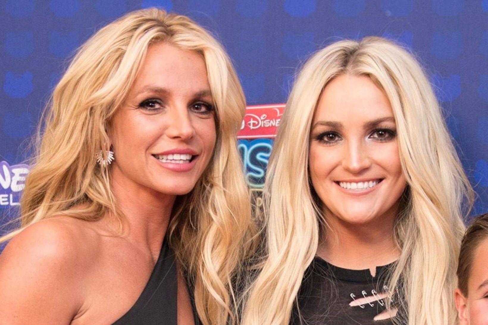 Systurnar Britney (t.v.) og Jamie Lynn Spears syrgja köttinn sinn.