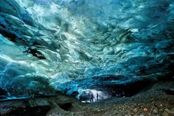 Íshellar geta myndast þar sem jökulvatn rennur undan jökulsporði í vatnsmiklum rásum.