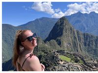 Rebekka Þurý Pétursdóttir við Machu Picchu í Perú.