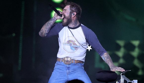 Post Malone féll af sviðinu og er hættur með kærustunni 