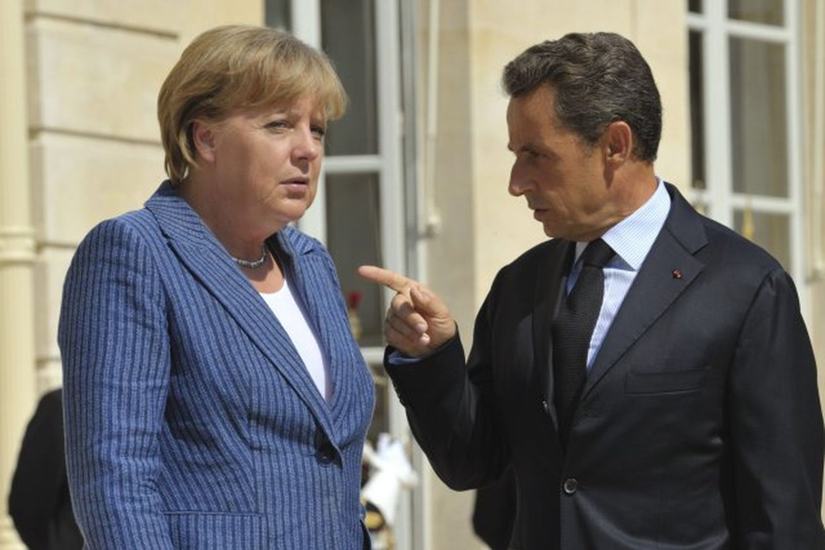 Angela Merkel og Nicolas Sarkozy á tröppum Elysee hallar í …