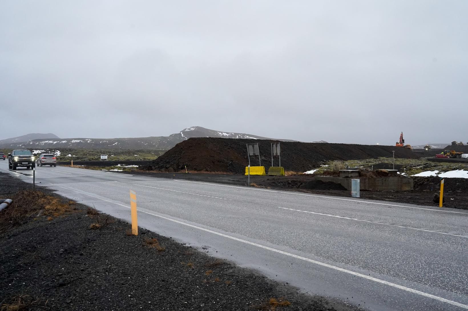 Unnið að gerð varnargarðsins við Grindavíkurveg.