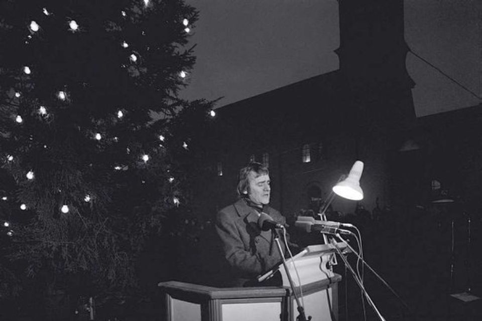 17. desember 1974. Kveikt á Óslóartrénu á Austurvelli. Birgir Ísleifur Gunnarsson borgarstjóri flytur ávarp.