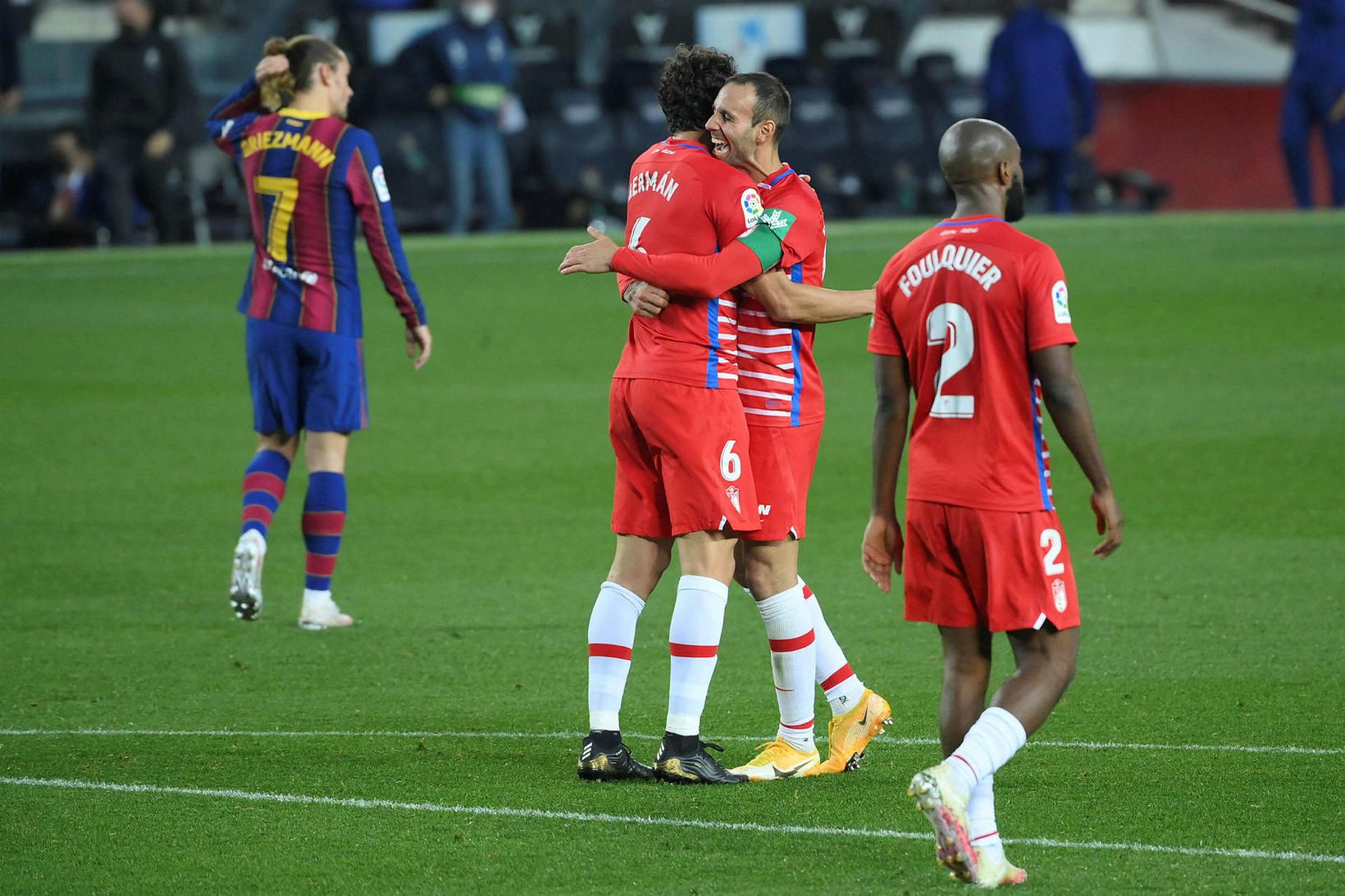 Leikmenn Granada fagna sigrinum á Camp Nou í kvöld.