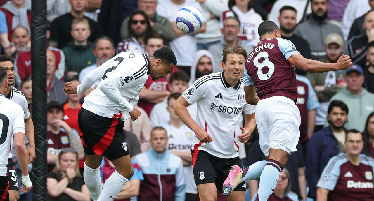 Youri Tielemans skallar boltann í mark Fulham á 12. mínútu leiksins.
