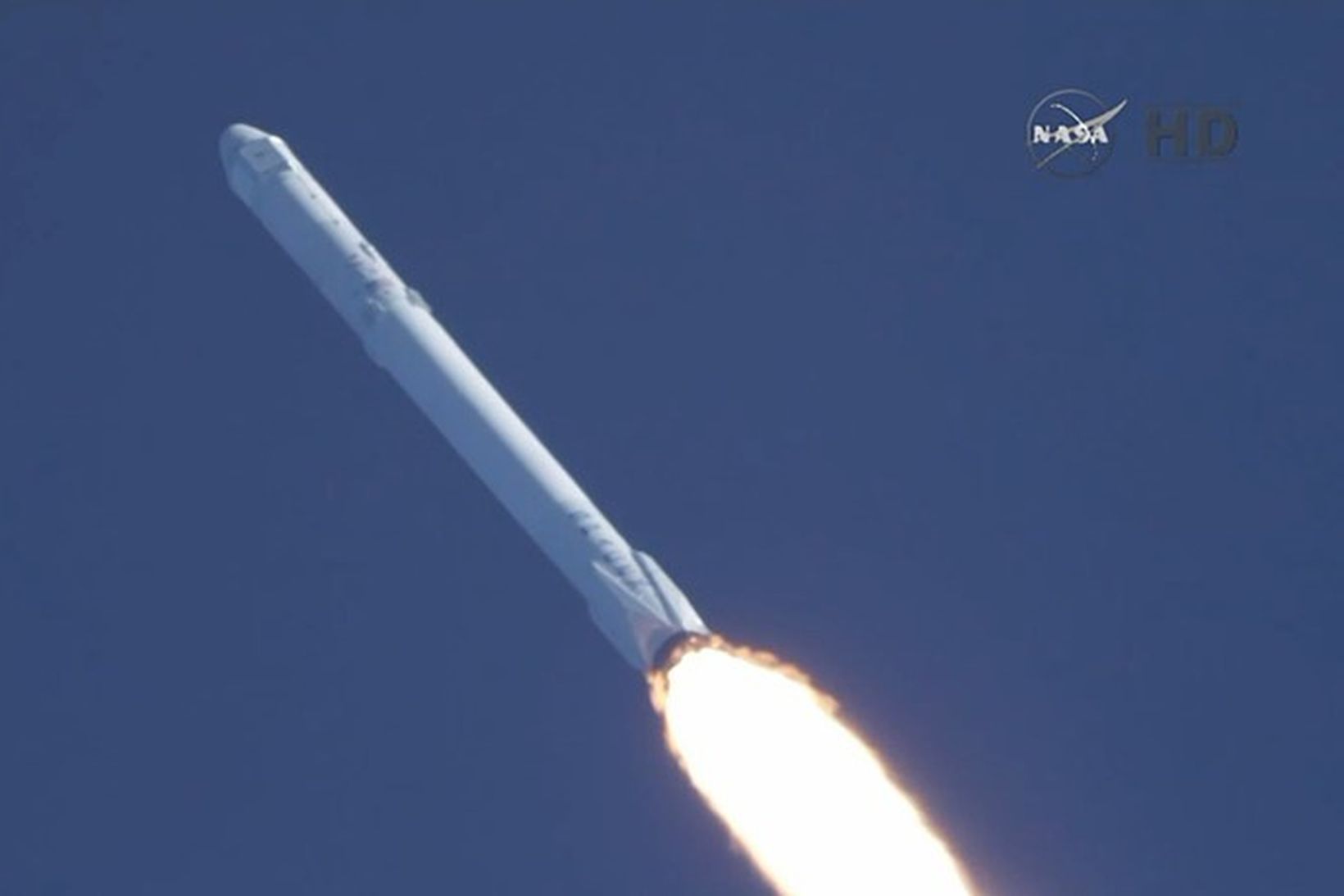 Falcon 9-eldflaug SpaceX skömmu eftir að henni var skotið á …
