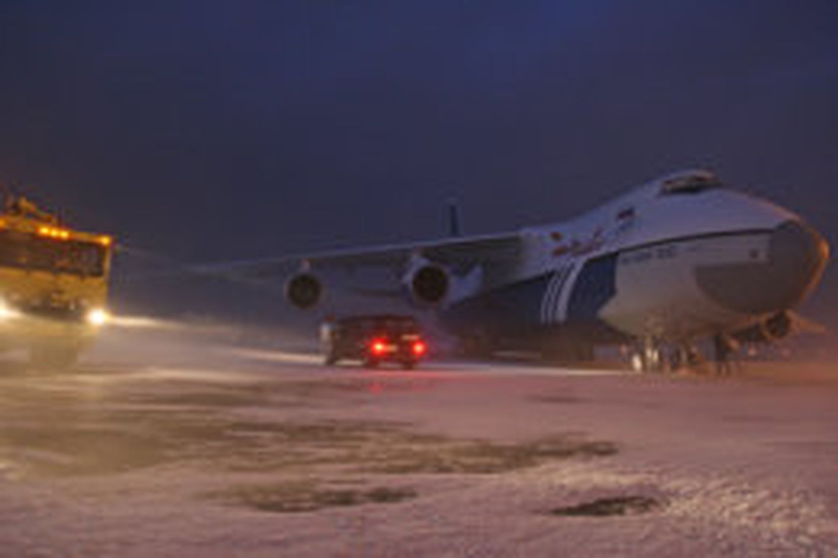 Antonov-flutningaflugvélin, sem færðist til í vindhviðunum á Keflavíkurflugvelli.