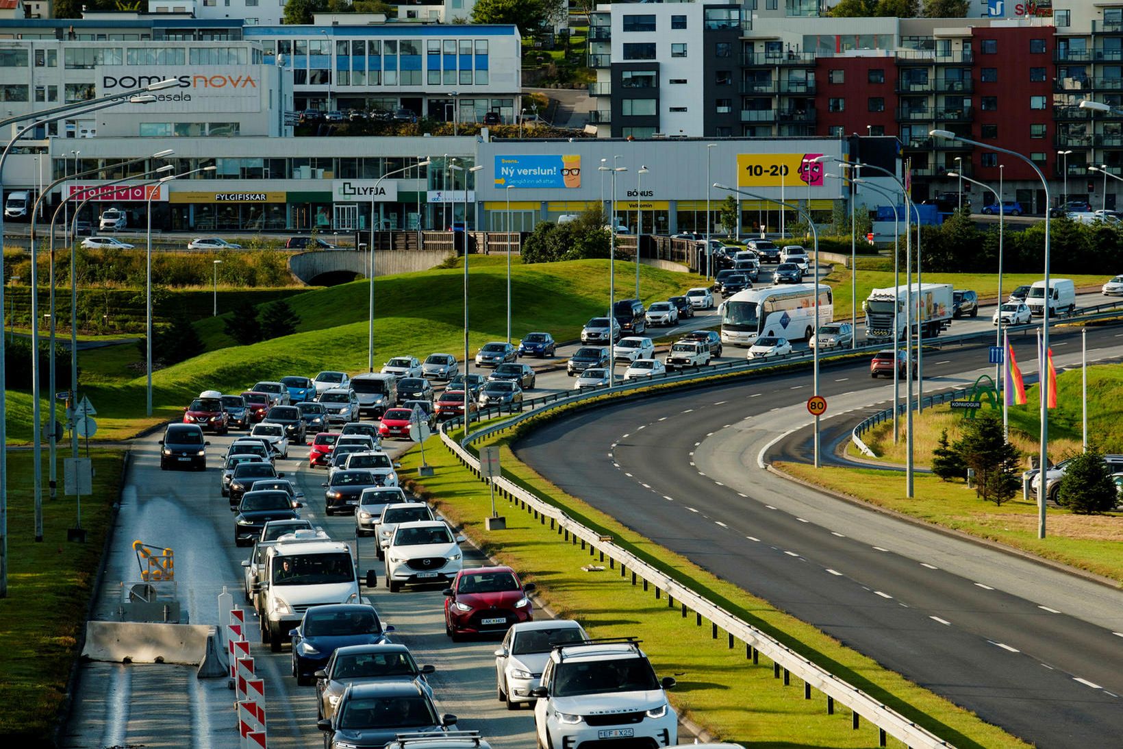 Í ágúst jókst umferðin um 0,9% mili ára en 6,4% …