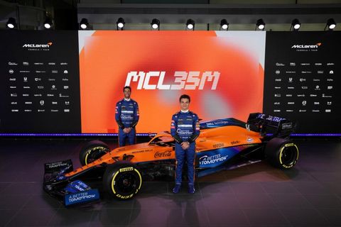 Daniel Ricciardo (t.v.) og Lando Norris afhjúpa keppnisbíl McLaren 2021 í dag, á netinu.