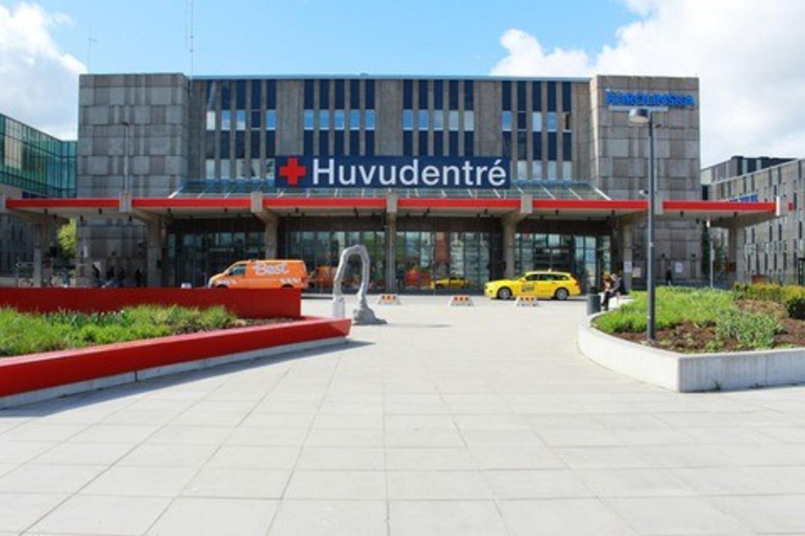 Maðurinn, sem var á leið í afplánun, flúði af Karolinska-sjúkrahúsinu …