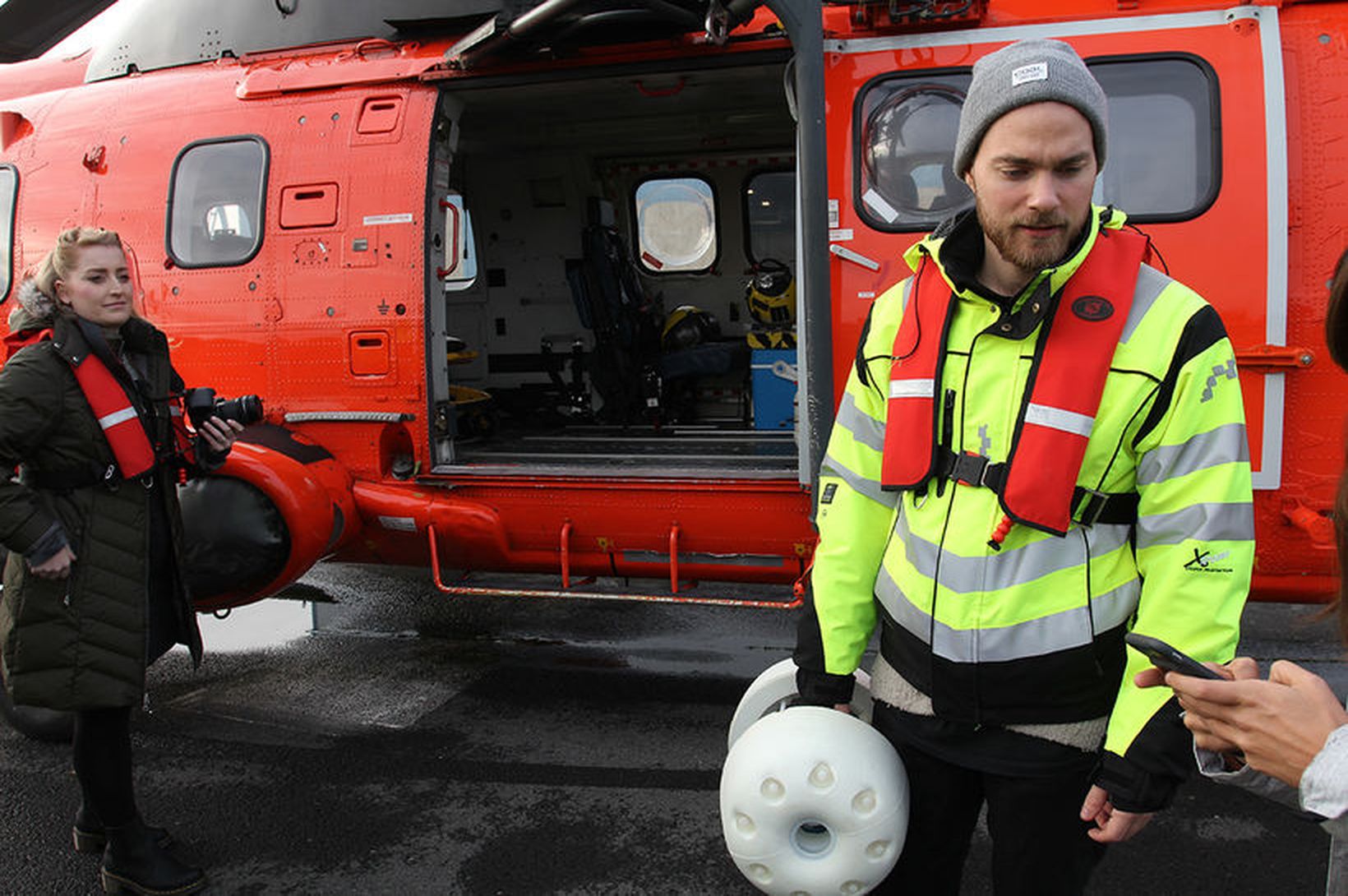 Plötu Ásgeirs varpað úr þyrlu