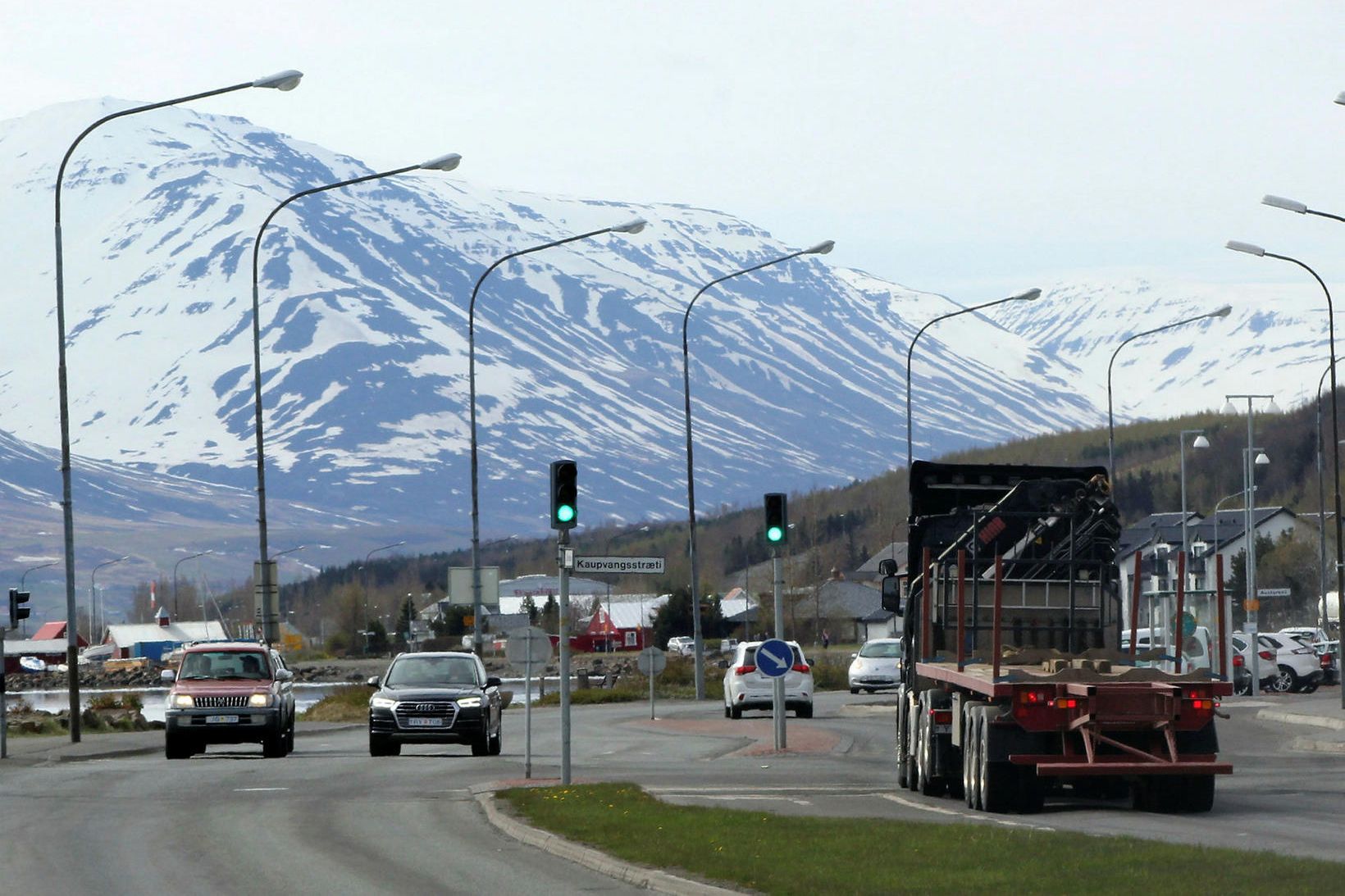Um landið bruna bifreiða. Drottningarbraut á Akureyri.