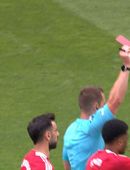 Markvörðurinn sá rautt á Old Trafford (myndskeið)