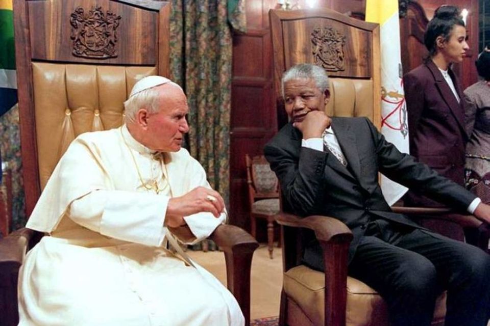 Jóhannes Páll páfi II. og Nelson Mandela ræða saman í Pretoríu árið 1995.