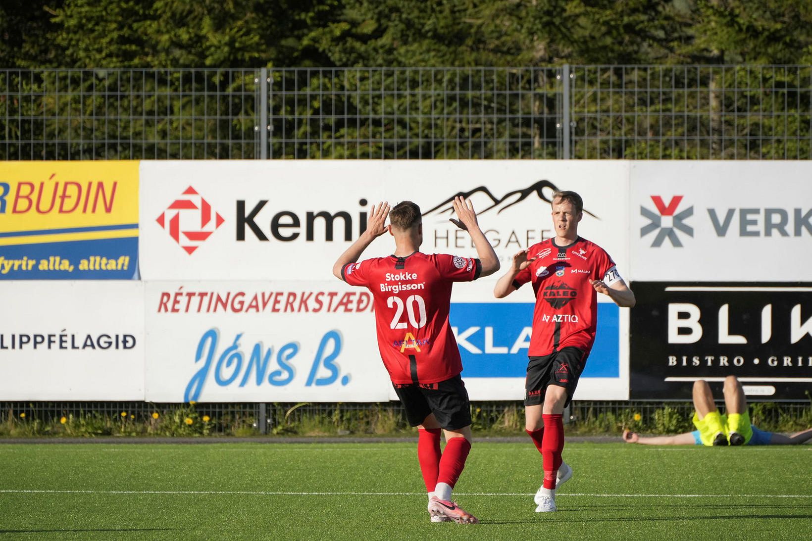 Benjamin Stokke fagnar marki sínu með Aroni Elí Sævarssyni.