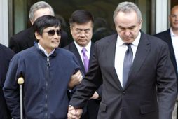 Chen Guangcheng, sem er blindur, kemur út úr bandaríska sendiráðinu í Peking.