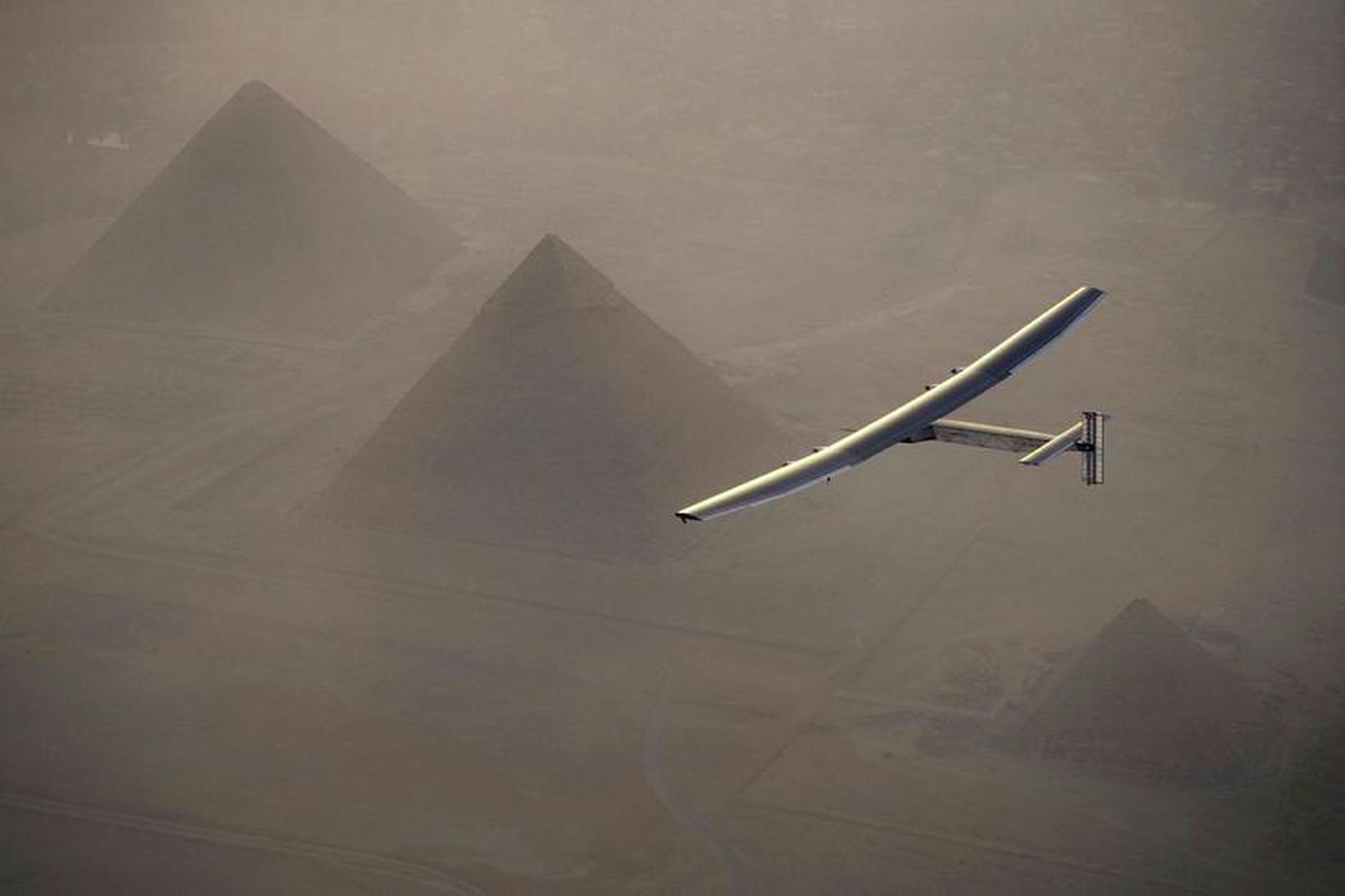 Solar Impulse 2 á flugi yfir pýramíndunum í Gisa í …