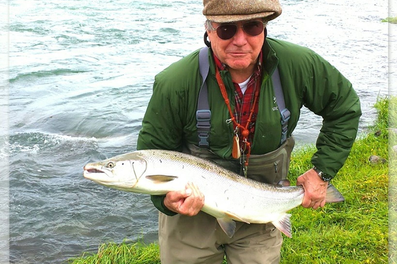 Roger Crane með stórlaxinn úr Fljótá í morgun.