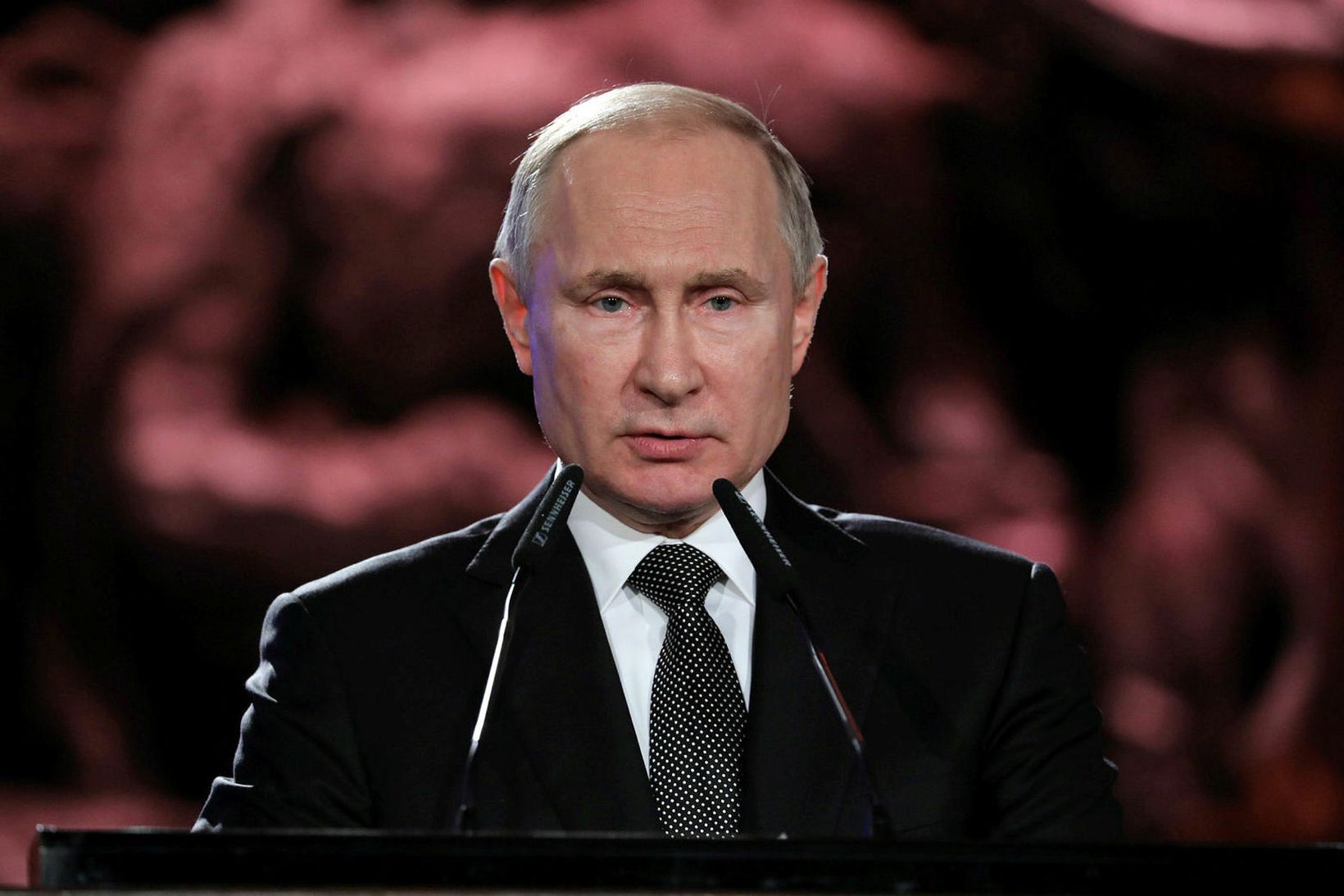 Putin sést hér flytja ræðu sína.