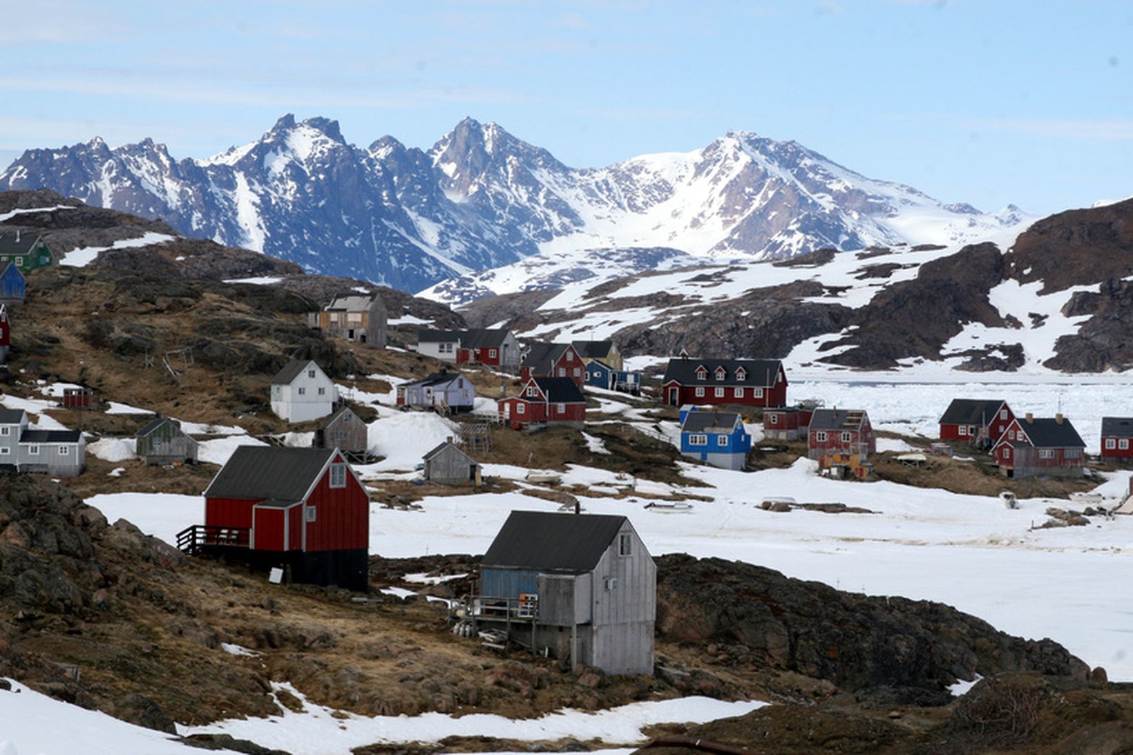 Fólkinu var bjargað og það flutt til Kulusuk.