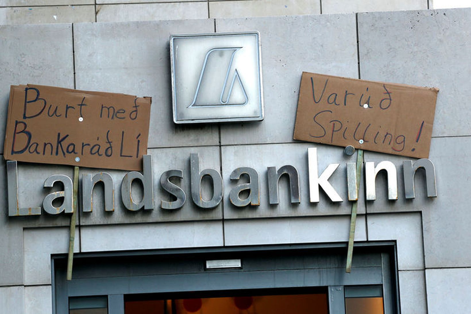 Launahækkun bankastjóra Landsbankans var mótmælt í gær.