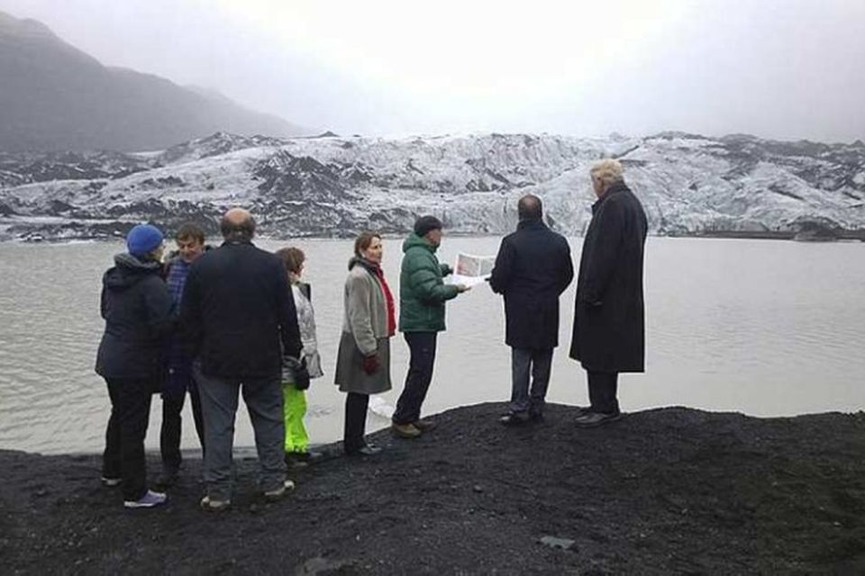 Frá heimsókn forsetans og fylgdarliðs á Sólheimajökul.