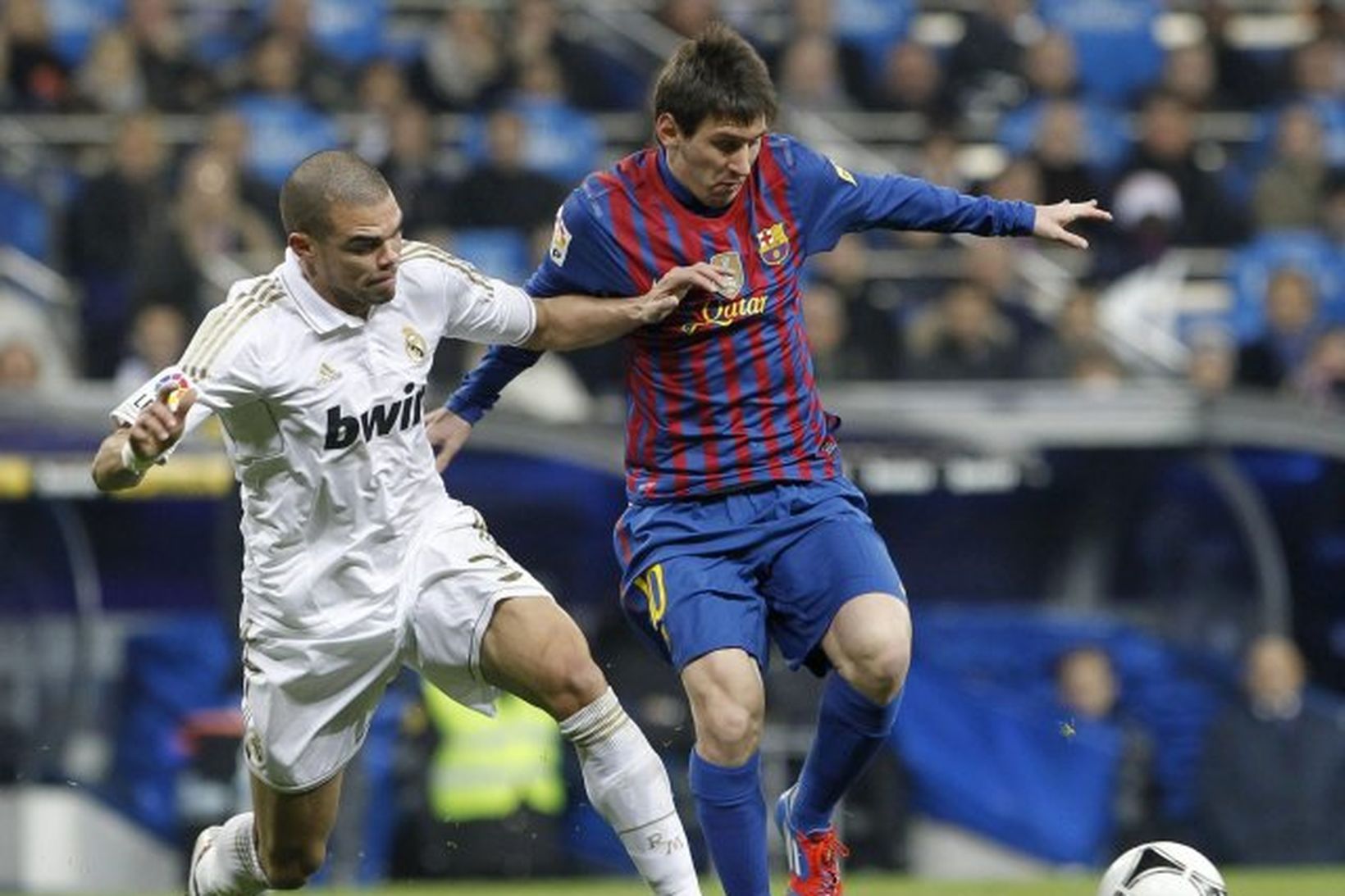 Pepe í baráttu við Lionel Messi í leiknum í gær.