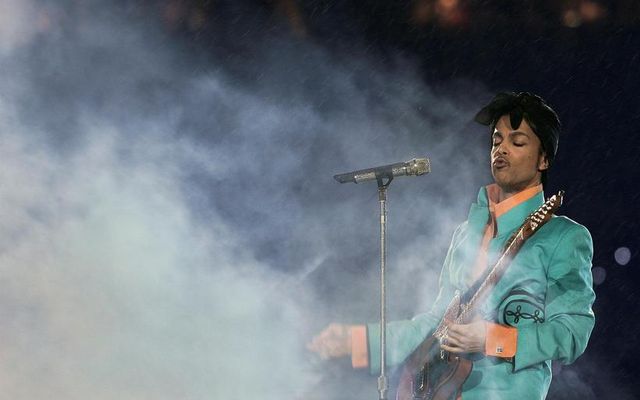 Prince er hann tróð upp í hálfleikssýningu Super Bowl árið 2007.