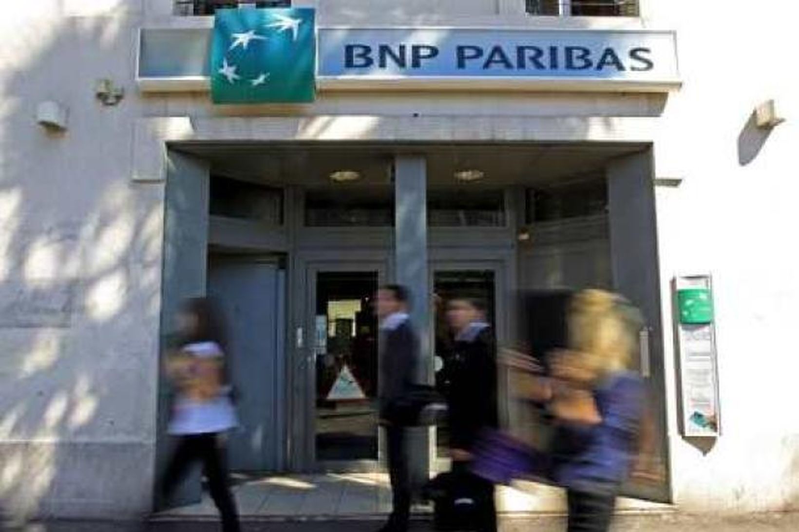 Við eitt af útibúum BNP Paribas í Marseille.