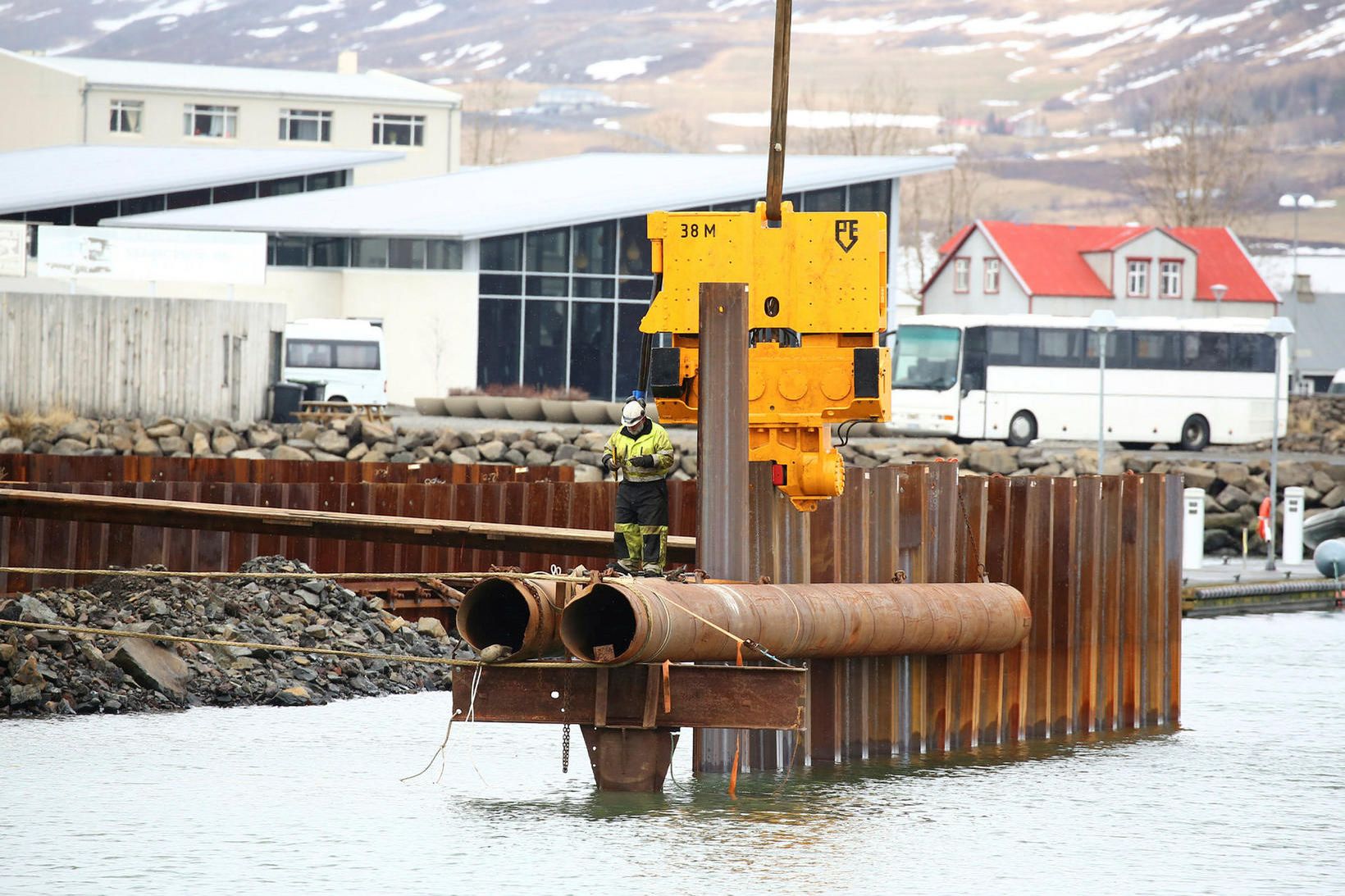 Framkvæmdir standa nú yfir við bryggjuna á Akureyri.