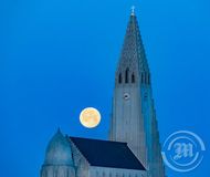 Hallgrímskirkja og Tunglið