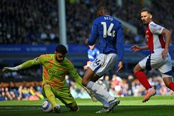David Raya markvörður Arsenal sér vð Beto framherja Everton.