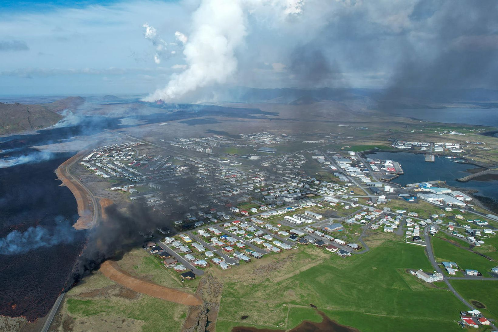 Myndin sýnir vel hversu varnargarðarnir við Grindavík komu að góðum …