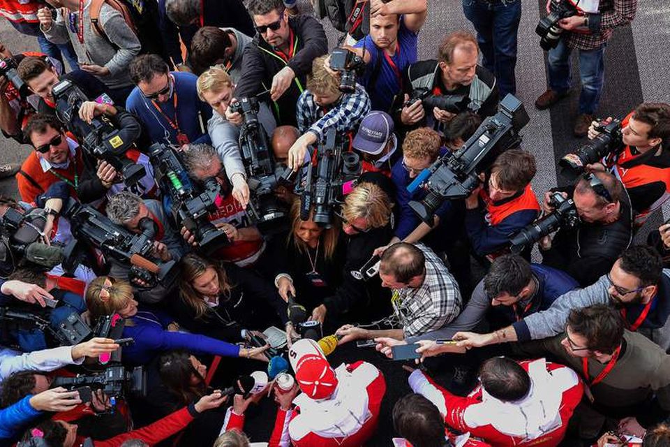 Sebastian Vettel ræðir við blaðamenn í dag í Barcelona, á öðrum degi bílprófana formúluliðanna.