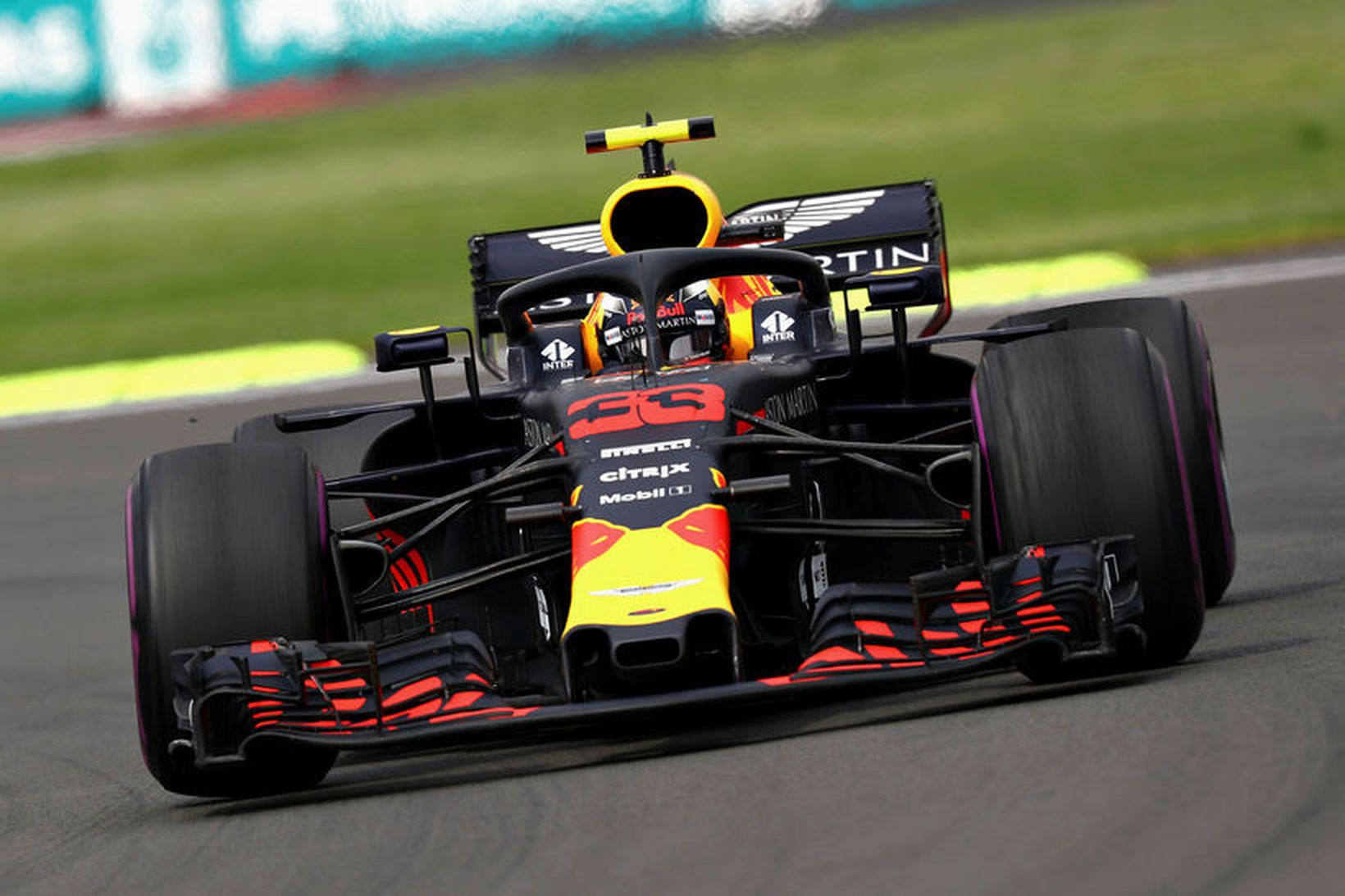 Max Verstappen tók þráðinn upp frá því sem honum sleppti …