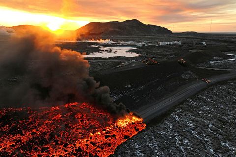 Hraunið nálgast skarðið þar sem vegurinn þverar garðinn. Unnið er að því að fylla upp …