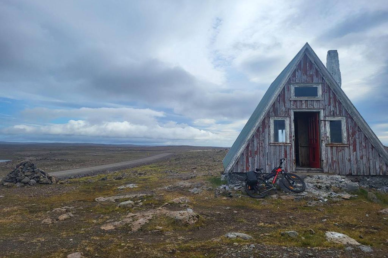 Gamall skáli efst við hefðbundna bílveginn yfir Þorskafjarðarheiði. Stutt nestisstopp …