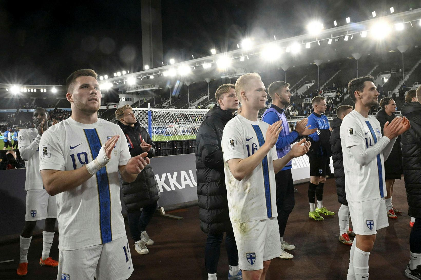 Finnsku leikmennirnir klappa fyrir áhorfendum eftir leikinn í gærkvöld.
