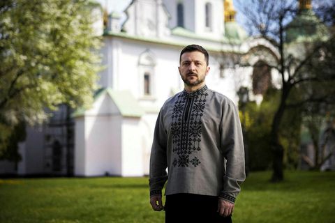 Volodimír Selenskí forseti Úkraínu segir Rússa hafa brotið vopnahlé Pútíns yfir tvö þúsund sinnum.