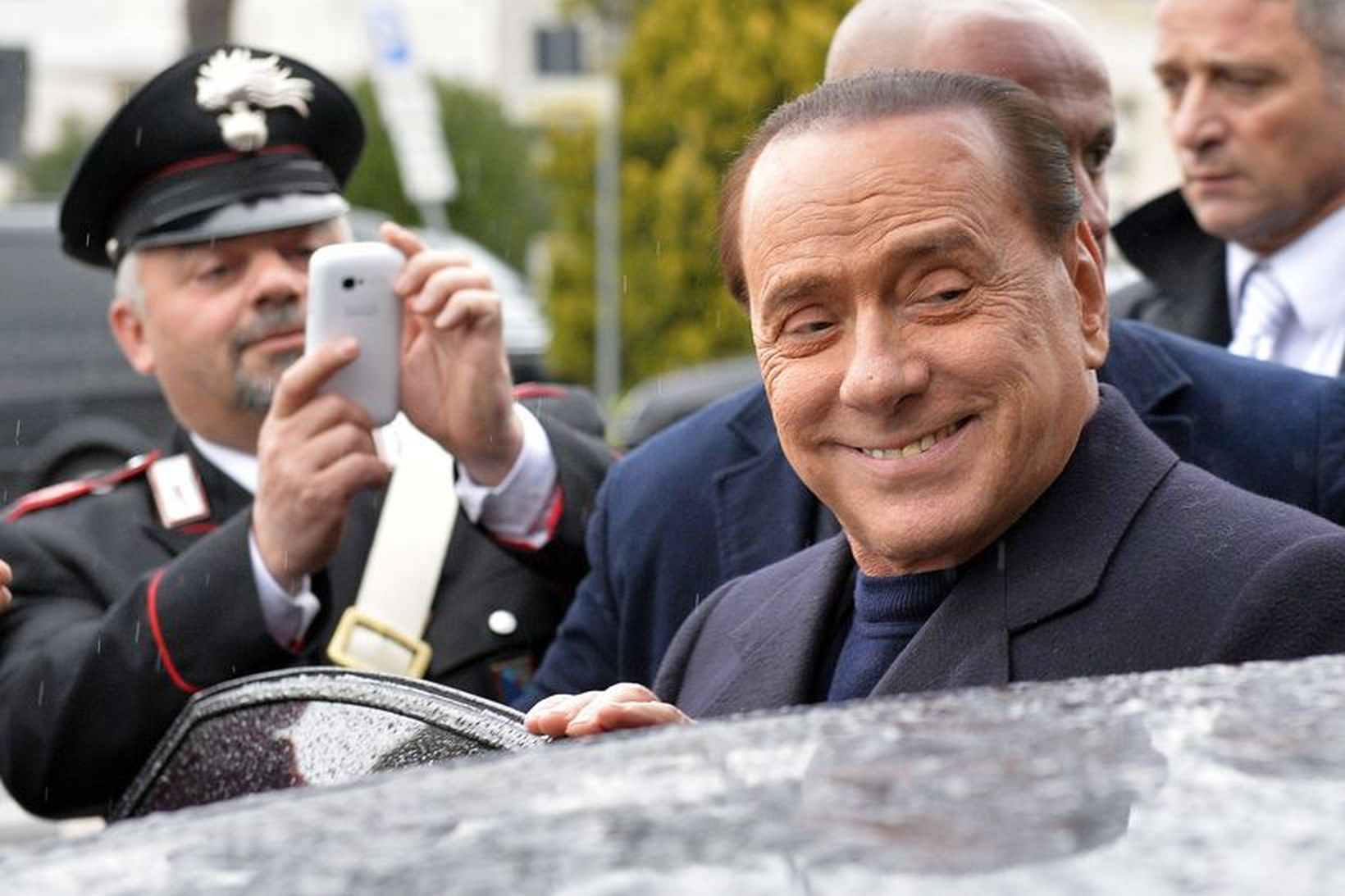 Berlusconi léttur í lund.