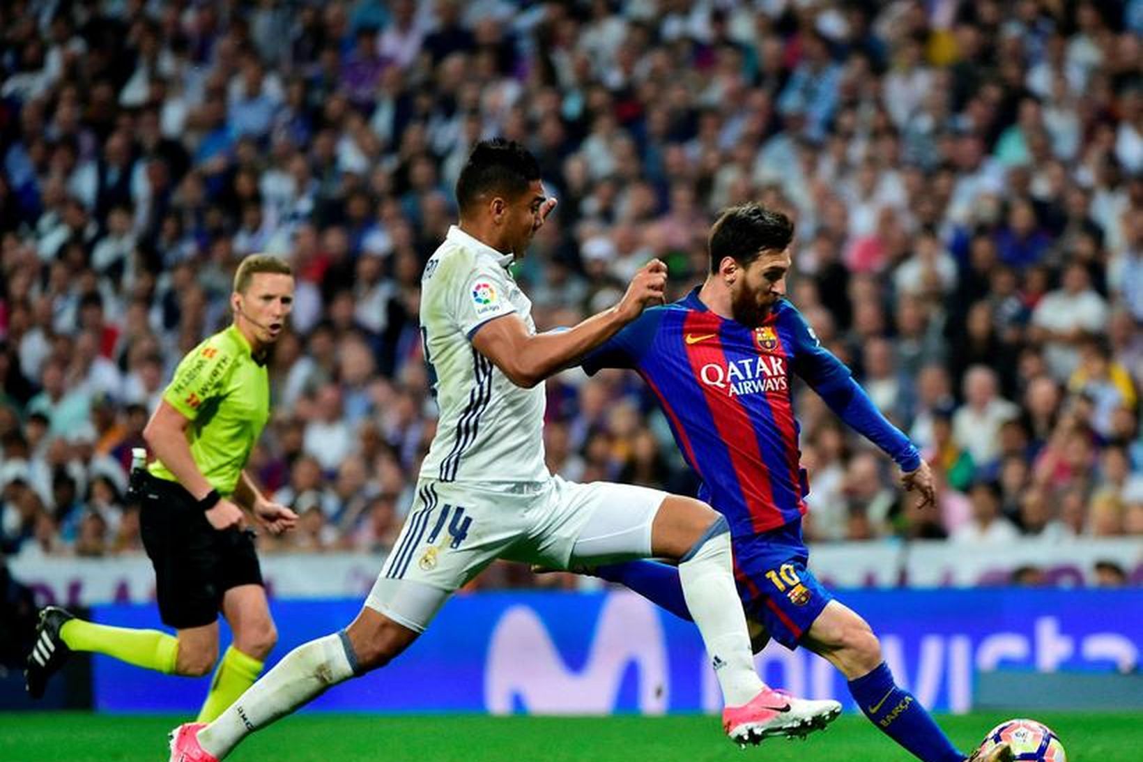 Casemiro sækir að Lionel Messi í Madrid í kvöld.
