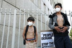 Mótmælendur hjá fangageymslu innflytjendaeftirlitsins í Los Angeles. Það er margt ógeðfellt við brottvísunarátak Trumps og …