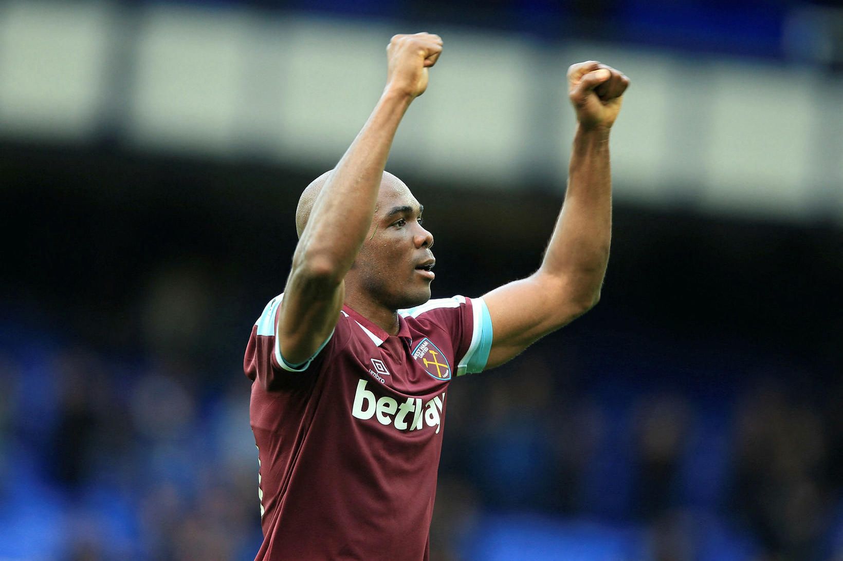 Angelo Ogbonna meiddist á hné gegn Liverpool.