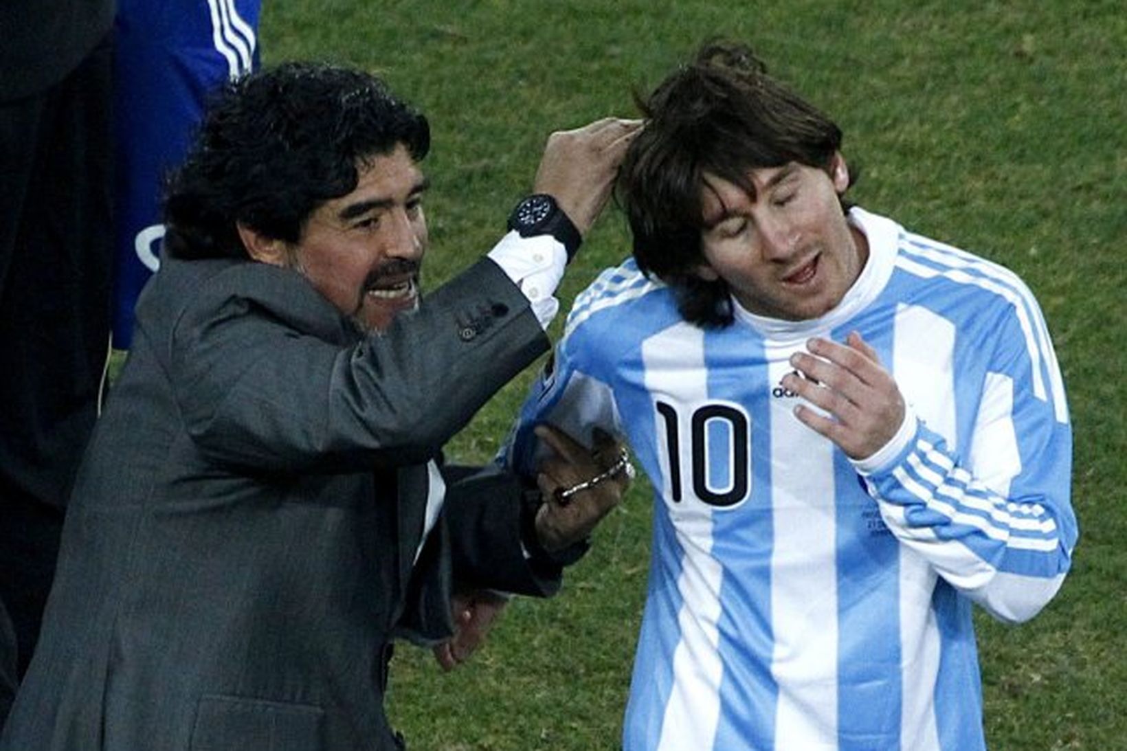 Diego Maradona fagnar Lionel Messi eftir sigurinn í gærkvöld.