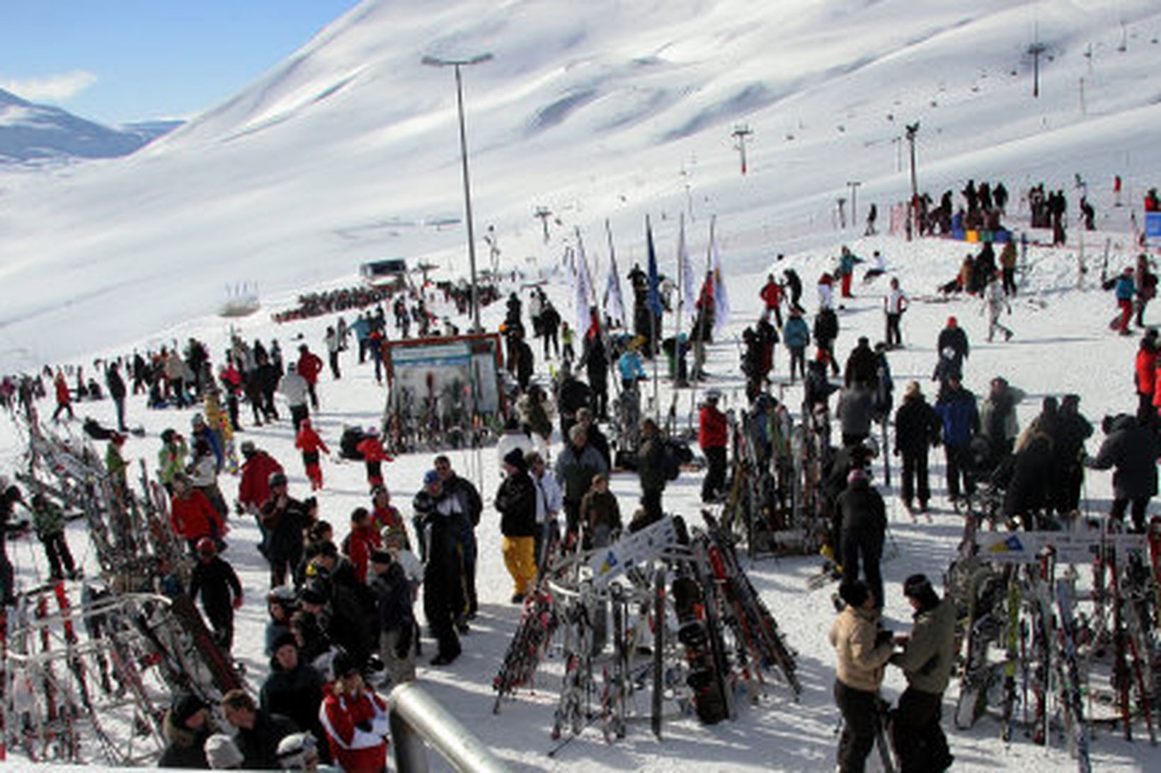 Bílastæðin við Skíðastaði urðu snemma troðfull þannig að fólk var …