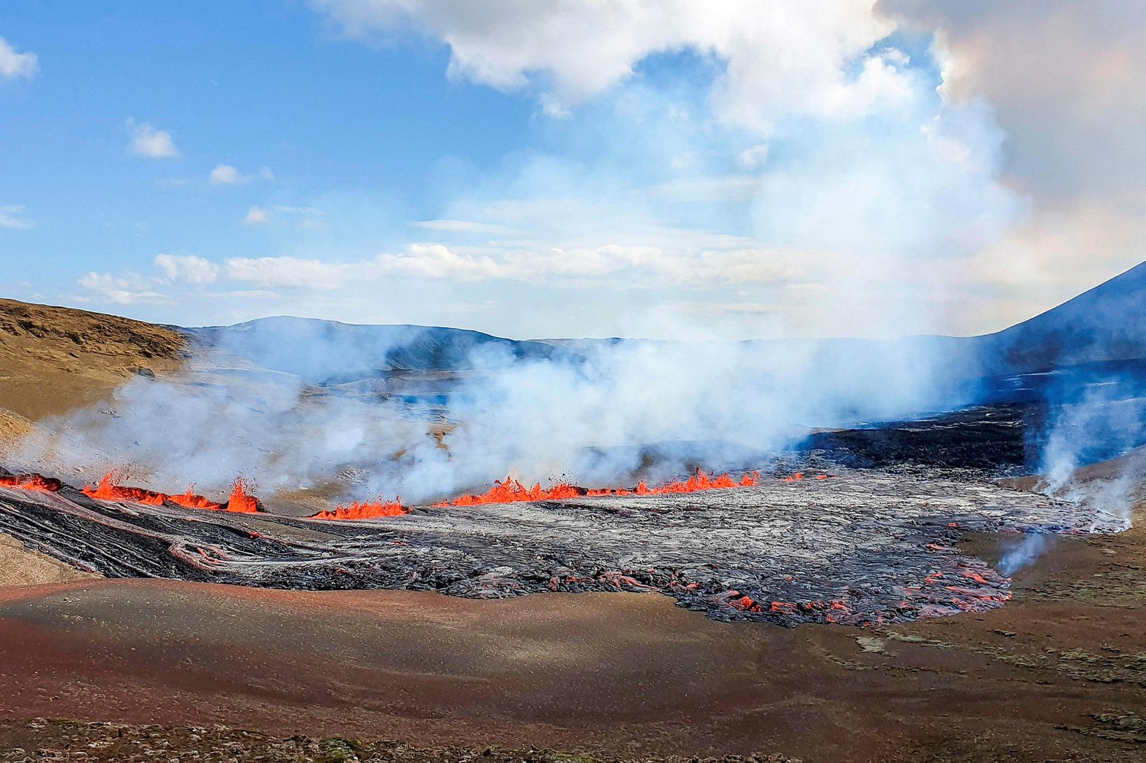 Erlendir miðlar fjalla um eldgosið.