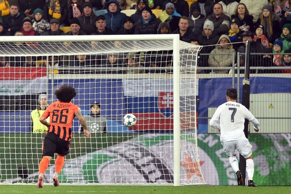 Ronaldo skallar boltann í netið gegn Shaktar Donetsk.